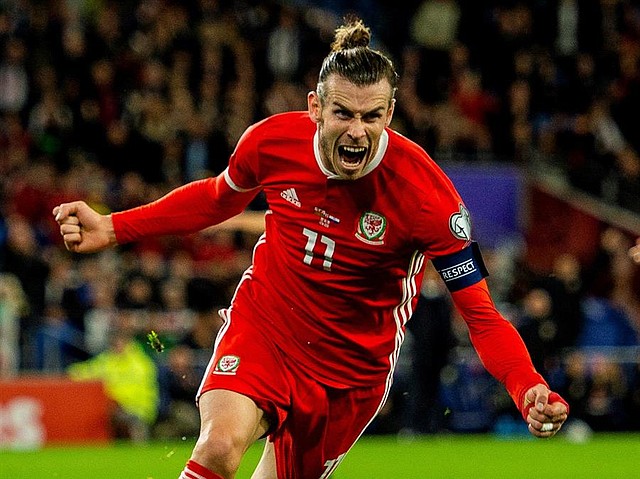 FÚTBOL. El capitán de Gales, Gareth Bale, celebra el segundo gol durante el partido de fútbol del grupo E de clasificación para la UEFA EURO 2020 entre Gales y Croacia, celebrado en el Estadio de la Ciudad de Cardiff en Gales