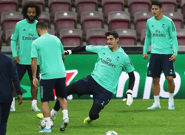 FÚTBOL. El guardameta belga Thibaut Courtois (C) asiste a una sesión de entrenamiento en el estadio Ali Sami Yen de Estambul, Turquía, el 21 de octubre de 2019. El Real Madrid se enfrentará al Galatasaray en un partido de fútbol de la fase de grupos de la Liga de Campeones de la UEFA el próximo 22 de octubre. (Liga de Campeones, Turquía