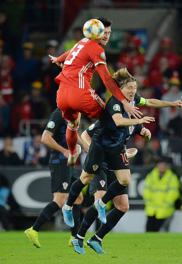 DEPORTES. Wales Kieffer Moore (C) en acción contra el croata Luka Modric (R) durante el partido de fútbol del grupo E de clasificación para la UEFA EURO 2020 entre Gales y Croacia disputado en el estadio Cardiff City de Gales