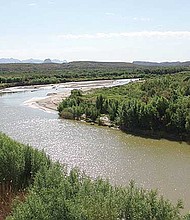 PELIGROSO. El muro fronterizo causaría peligrosas inundaciones en las comunidades cercanas al Río Grande, debido a que obstaculizará el cauce natural del agua y lo dirigirá hacia las zonas pobladas.