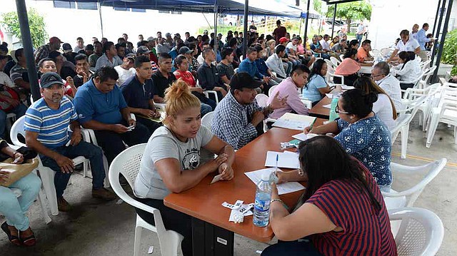 EL SALVADOR. Cientos de salvadoreños, de diferentes departamentos a nivel nacional, han llegado al Ministerio de Trabajo con el objetivo de obtener una visa de trabajo en Estados Unidos