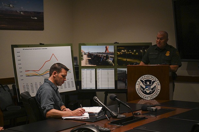 Kevin McAleenan, secretario interino de Seguridad Nacional, asiste a una reunión en la estación de la Patrulla Fronteriza de El Paso en julio. | Foto: Carolyn Van Houten/The Washington Post.