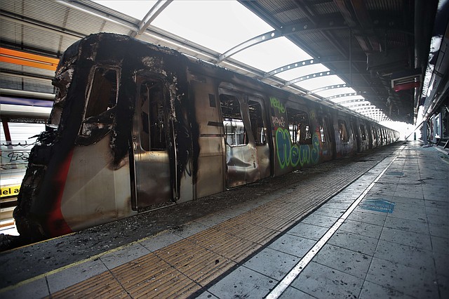 METRO. Fotografía de un tren incinerado en la estación Elisa Correa, en Santiago. | Foto: Efe/Alberto Peña.