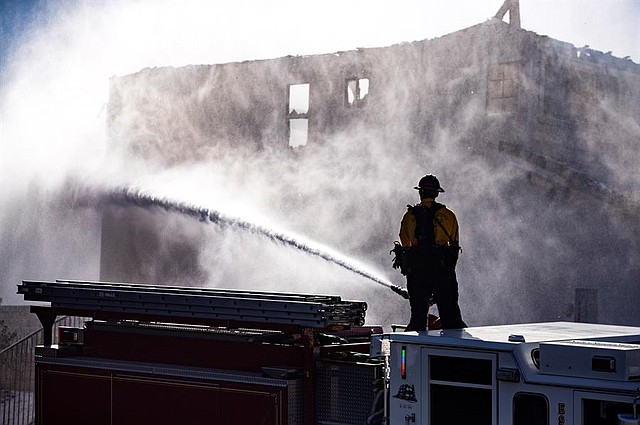 EEUU. Bomberos apagan una casa incendiada por el fuego de la garrapata en un vecindario cerca de Santa Clarita, California