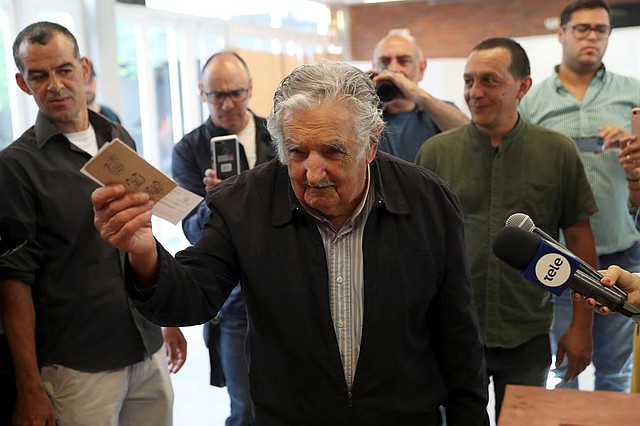 ELECCIONES. El expresidente de Uruguay José Mujica, momentos antes de votar este domingo en las elecciones presidenciales y parlamentarias que tienen lugar en Uruguay