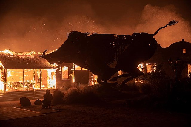 TRAGEDÍA. La Bodega Soda Rock estalla en llamas mientras el fuego de Kincade sigue ardiendo en Healdsburg, California, EE.UU., 27 de octubre de 2019