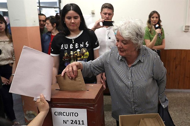 VOTACIÓN. La vicepresidenta de Uruguay, Lucía Topolansky, votó en Paso de la Arena, este domingo en las elecciones presidenciales y parlamentarias que tienen lugar en Uruguay