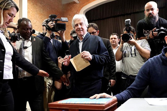 ELECCIONES. El presidente de Uruguay, Tabaré Vázquez, ejerce su derecho al voto este domingo en las elecciones presidenciales y parlamentarias que tienen lugar en Uruguay