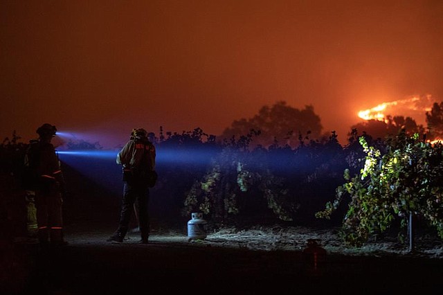 EE.UU. Según los informes, el incendio de Kincade ha quemado más de 25.000 acres y ha provocado evacuaciones obligatorias de unos 90.000 residentes de la zona