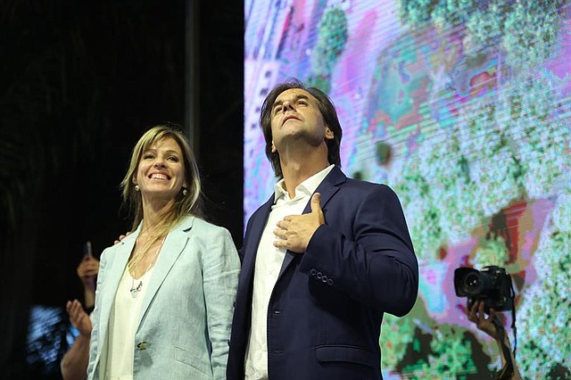 POLÍTICA. El candidato a la Presidencia de Uruguay por el Partido Nacional, Luis Lacalle (d), junto con su esposa Lorena Ponce de León (i). | Foto: Efe/Federico Anfitti.