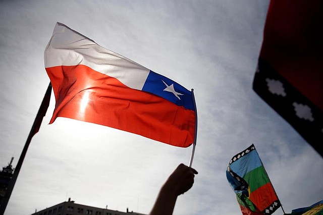 CHILE. El alza en el precio del pasaje del metro de Santiago prendió la mecha del descontento social contra la desigualdad y los altos precios de servicios básicos como la salud, la electricidad o el transporte desatando una ola de indignación nunca antes vista desde la recuperación de la democracia