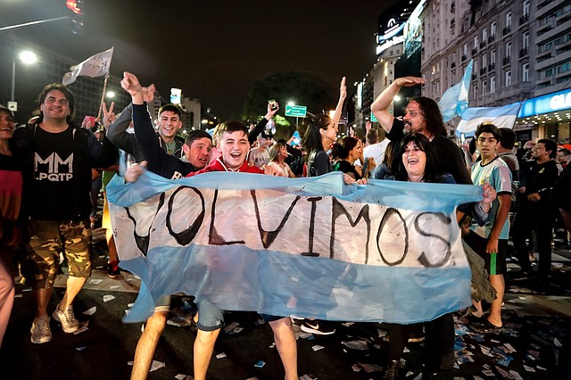 BUENOS AIRES. Ciudadanos salieron a las calles cercanas al Obelisco para celebrar el triunfo del candidato peronista Alberto Fernández y la expresidenta Cristina Fernández. | Foto: Efe/Juan Ignacio Roncoroni.