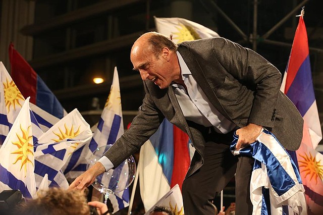 POLÍTICA. El candidato a la Presidencia de Uruguay Daniel Martínez apeló al diálogo con otras fuerzas políticas con vistas a la celebración de una segunda vuelta electoral, el 24 de noviembre, tras los comicios del domingo 27 de octubre. | Foto: Efe/Raúl Martínez.