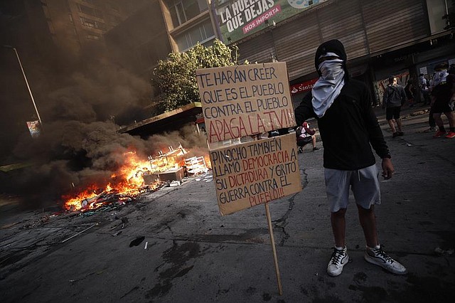 CRISIS. Miles de manifestantes protestan contra el Gobierno de Sebastián Piñera este lunes, por décimo día consecutivo en las calles de Santiago