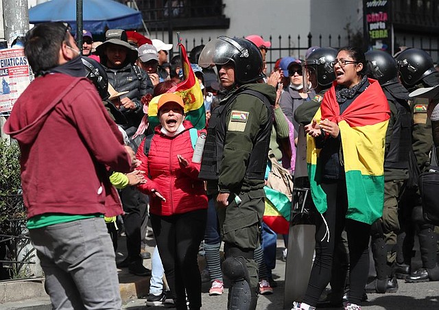 BOLIVIA. Las protestas continúan en Bolivia con bloqueos este martes en las principales ciudades del país para forzar a Evo Morales a una segunda vuelta electoral