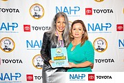 CELEBRACIÓN. Zulema Tijero, vicepresidenta de publicidad de El Tiempo Latino recibe uno de los galardones de oro / NAHP