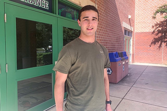 Louis Schreiber, estudiante de doceavo grado en Winston Churchill High School, en Maryland, en los suburbios de Washington, D.C., está tratando de crear un grupo anti-vapeo en la escuela. Padece asma, y espera que la serie de enfermedades pulmonares vinculadas al vapeo sirva como una señal de alerta para los estudiantes. (ELLY YU/WAMU)