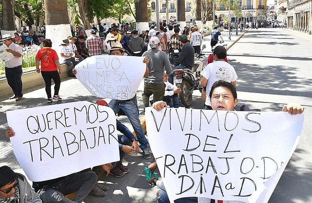 ACCIONES. un grupo de transportistas reclama que se levanten los bloqueos en las calles, que desde hace días dificultan su trabajo, durante una marcha este miércoles en Cochabamba (Bolivia)