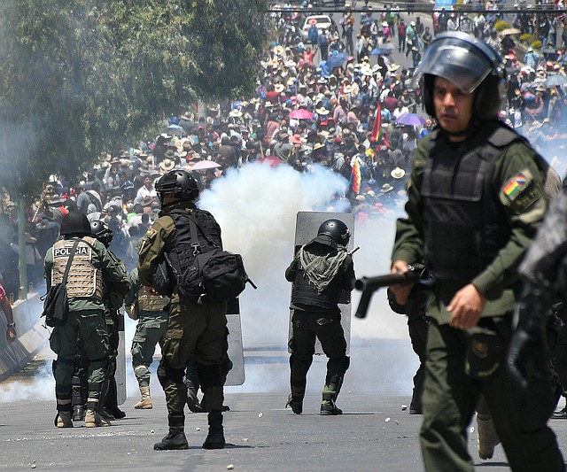 BOLIVIA. Se mantiene el descontento por un posible fraude de Evo Morales, reelecto nuevamente tras 13 años en el poder. Imagen de los disturbios el martes 29 de octubre. | Foto: Efe/Jorge Abrego