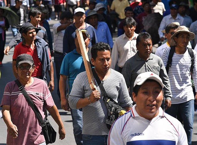 INCONFORMIDAD. Un manifestante porta un palo este miércoles durante una marcha de transportistas para que levanten los bloqueos en las calles, que desde hace días dificultan su trabajo, en Cochabamba