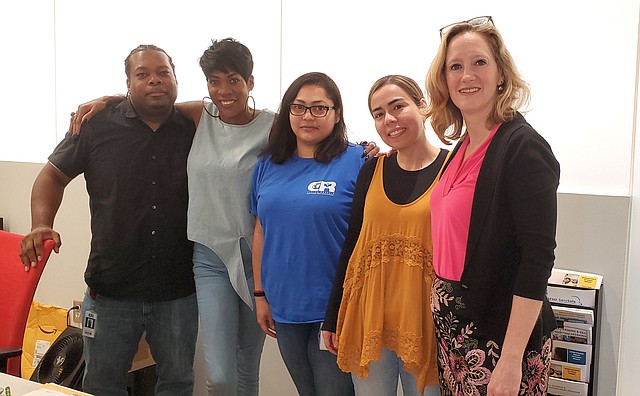 BIENVENIDA. Ronald King, Gwen Ellis, Gabriela Bonilla, Gigi Alvarado y la directora, Allison Kokkoros dan la bienvenida a estudiantes. | Foto: Olga Imbaquingo.