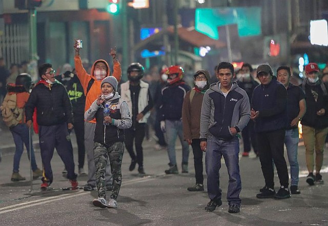 CONFLICTO. Detractores del presidente de Bolivia, Evo Morales, se enfrentan a la policía este martes en La Paz (Bolivia)