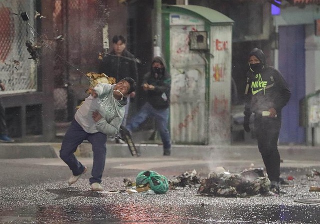 VIOLENCIA. Detractores del presidente de Bolivia, Evo Morales, se enfrentan a la policía este martes en La Paz (Bolivia)