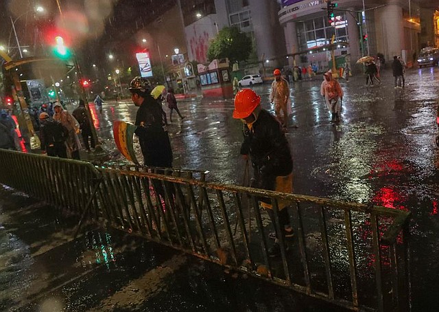 MANIFESTACIÓN. Ciudadanos contrarios al presidente saliente Evo Morales bloquearon una calle la noche del domingo en La Paz. | Foto: Efe/Martin Alipaz
