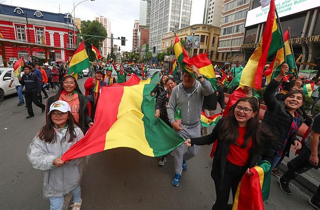 JÚBILO. Ciudadanos bolivianos celebraron la renuncia de Evo Morales, el domingo en las calles de La Paz y otras ciudades del país suramericano. | Foto: Efe/Martin Alipaz