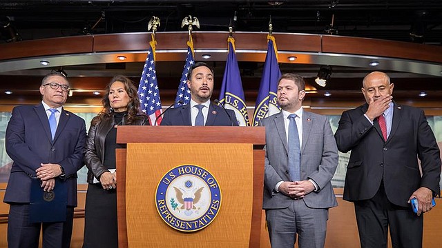 POLÍTICA. El Representante Demócrata de Texas Joaquín Castro (C) y miembros del Caucus Hispano del Congreso comentan sobre el caso de Acción Diferida para las Llegadas de Niños (DACA) que está siendo escuchado ante la Corte Suprema de los Estados Unidos, en el Capitolio de los Estados Unidos en Washington, DC