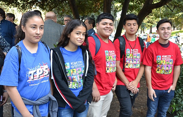 ACCIONES. Esta joven salvadoreña junto a otros jóvenes llegaron hasta el Vaticano para pedir la intercepción del mismísimo Papa Francisco para abogar por el estatus de sus padres