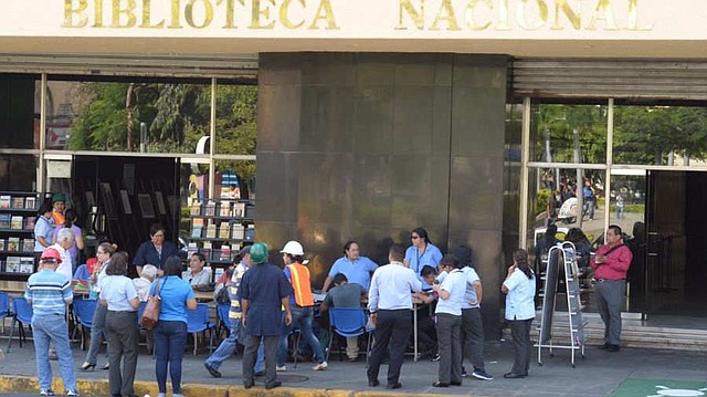PREVENCIÓN. Algunos trabajadores de la Biblioteca Nacional fueron evacuados tras el sismo. | Foto EDH/Francisco Campos