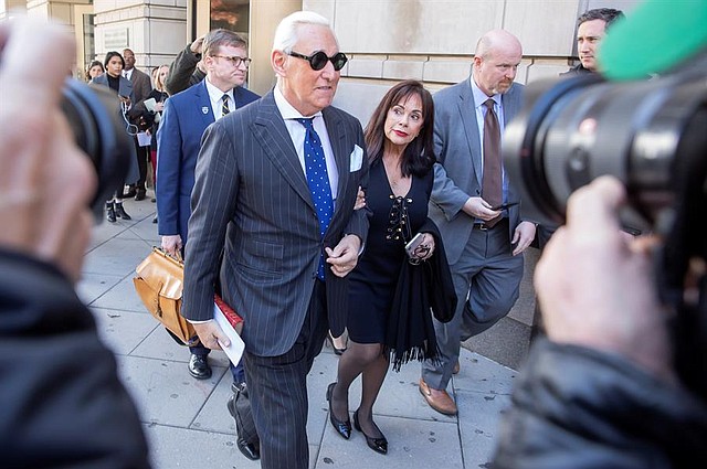 Roger Stone (izq) fue aprehendido el 25 de enero en Fort Lauderdale, Florida, por agentes del FBI. | Foto: Efe.