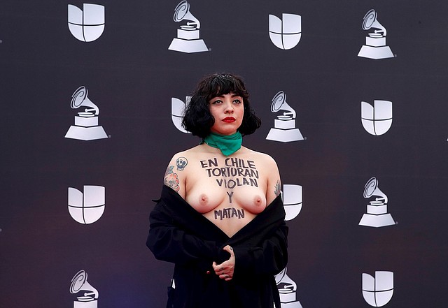 La artista posó imperturbable ante los fotógrafos en la alfombra roja. | Foto: Efe.