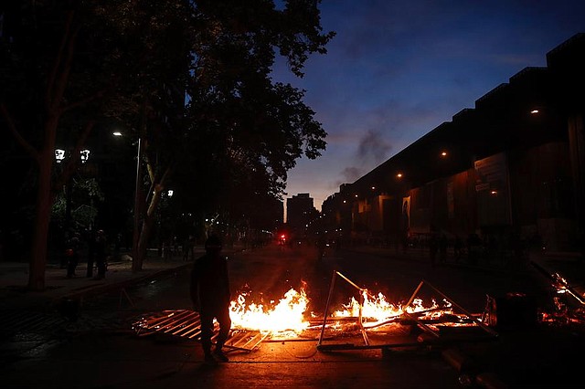 PROTESTAS. Vista de una barricada sobre la céntrica avenida Alameda, el jueves 14 de noviembre, durante las protestas por el primer aniversario del asesinato del comunero mapuche Camilo Catrillanca. | Foto: Efe/Alberto Valdés