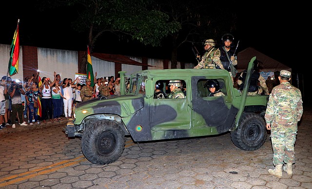 ORDEN. Militares se han desplegado por Bolivia para mantener el orden tras el llamado de Morales a sus seguidores de defender su Gobierno. | Foto: JUAN CARLOS TORREJÓN / EFE