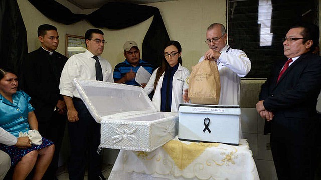 CRIMEN. El 8 de julio de este año, el fiscal general Raúl Melara entregó a los familiares de dos soldados los restos que hallaron en Vista al Lago