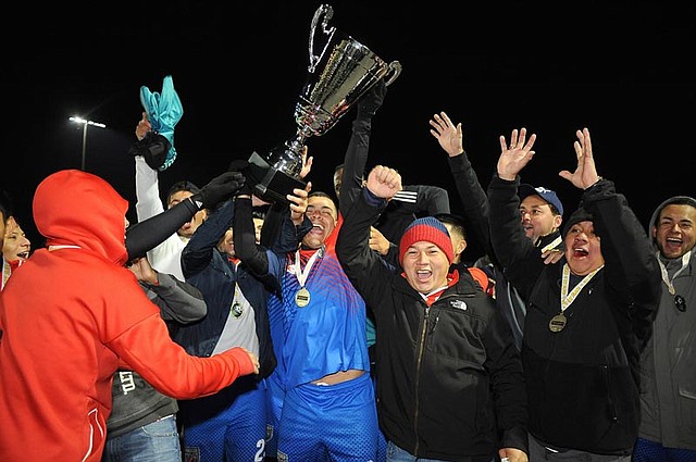 CELEBRACIÓN. Los campeones alzaron el trofeo / José Argueta