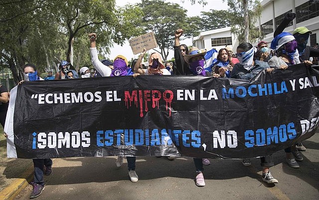 MANIFESTACIÓN. En Managua, estudiantes universitarios también protestaron para exigir la liberación de presos políticos, el martes 19 de noviembre de 2019. | Foto: Efe/Jorge Torres