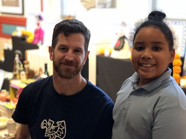 El maestro Ben Parad y la alumna Nyviah Santiago, de la escuela Rafael Hernández de Roxbury