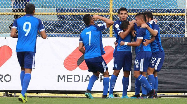 Jugadores de El Salvador celebran un gol en el estadio Cuscatlán en San Salvador. Foto: Efe/Miguel Lemus.