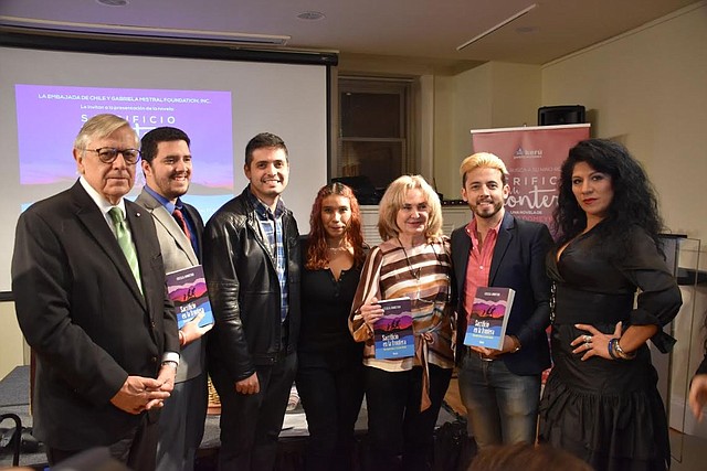 INTERPRETACIÓN. Actores locales interpretaron segmentos del libro. En la gráfica junto al embajador de Chile, Alfonso Silva (izq.) y la autora chilena, Cecilia Domeyko. | Foto: Tomás Guevara - ETL.