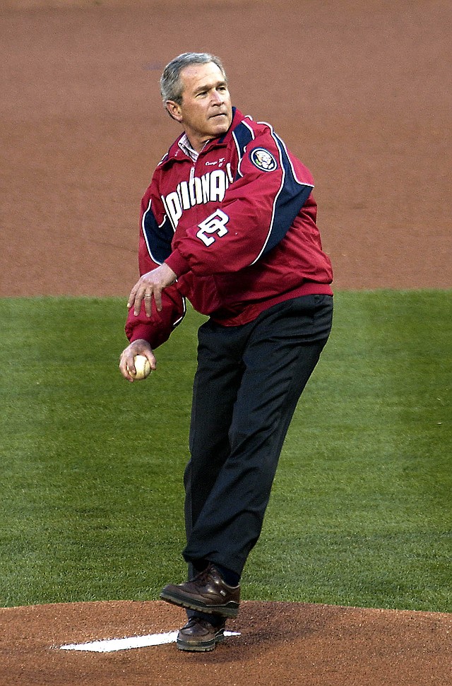 LA PRIMERA BOLA. El ex presidente George W. Bush realiza el lanzamiento inaugural. | Foto: JOSÉ LUIS ARGUETA PARA ETL