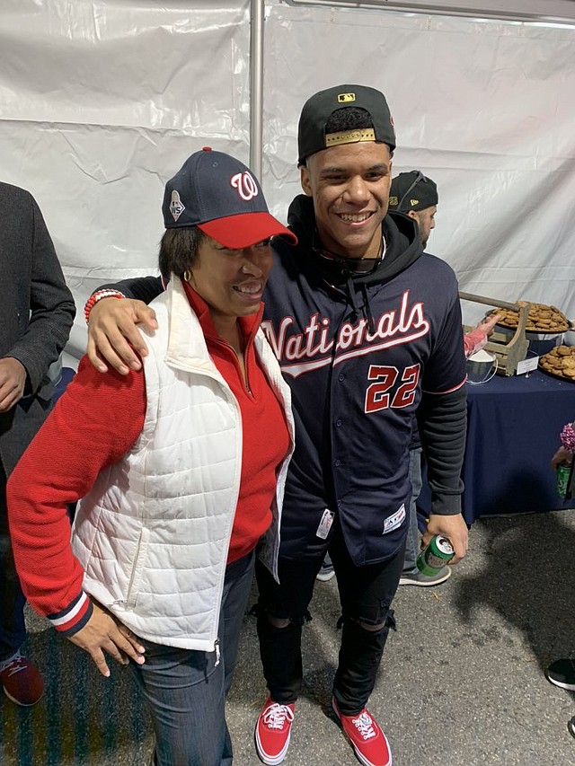 LATINOS. La alcaldesa Muriel Bowser posa con el pelotero dominicano Juan José Soto.
Foto: Cort. MOLA.