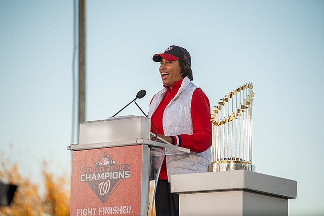 ALCALDESA. ¡Volvamos a traer el triunfo a casa, felicidades!”, dijo la alcaldesa Bowser durante el desfile de la victoria. Foto: Cort. MOLA