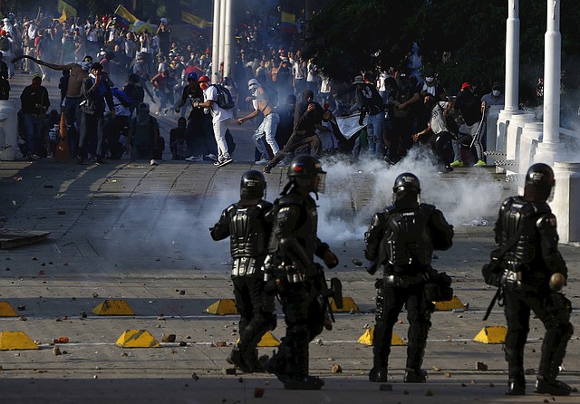 PROTESTAS. Manifestantes se enfrentaron a la policía durante el desarrollo de las protestas y movilizaciones por el denominado Paro Nacional, el jueves 21 de noviembre, en Cali. | Foto: Efe/Ernesto Guzman Jr.