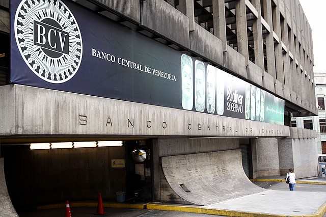 ECONOMÍA. El BCV ha inyectado euros al sistema financiero venezolano para paliar la crisis. | Foto: Efe/Raúl Martínez.
