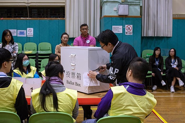VOTACIONES. Personal de la Oficina de Registro y Electoral se prepara para abrir una urna durante las Elecciones Ordinarias del Consejo de Distrito en Hong Kong, China, el 24 de noviembre de 2019