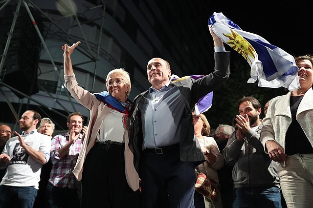 MONTEVIDEO. El candidato presidencial del Frente Amplio , Daniel Martínez (d), y su fórmula vicepresidencial, Graciela Villar (i), tras conocer los resultados preliminares el domingo 24 de noviembre. | Foto: Efe/Federico Anfitti.
