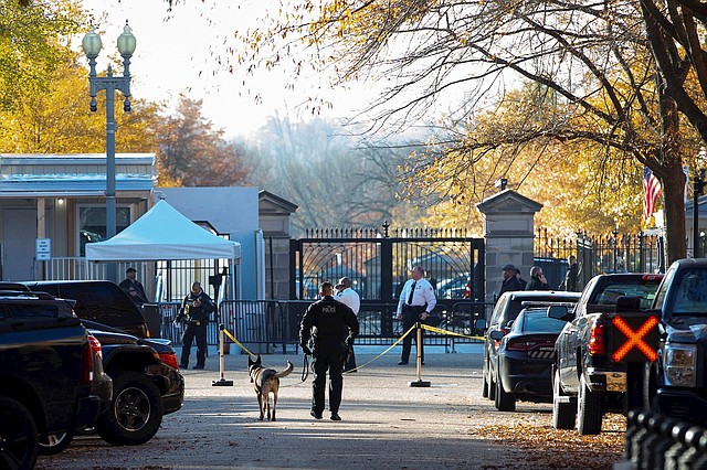SEGURIDAD. Miembros de la División Uniformada del Servicio Secreto custodiaron los alrededores de la entrada noroeste de la Casa Blanca tras el alerta. | Foto: Efe/Michael Reynolds.